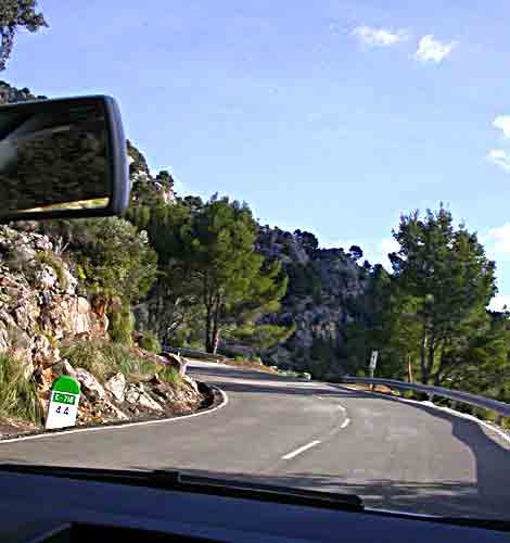      kunstvoll in die Landschaft eingebettet    ....   