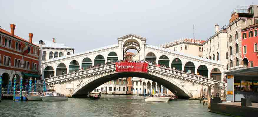   an der Ponte del Rialto vorbei   ...   