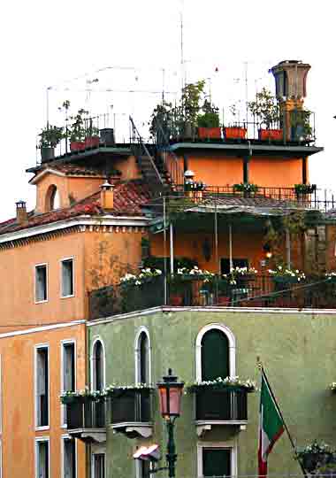      etwas &uuml;ber dem Touristenstrom 'erhaben'  ...  